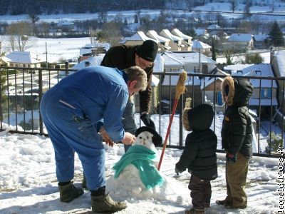 Même papy a participé à la conception du bonhomme de neige béarnais